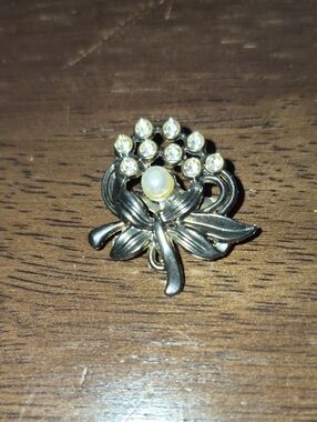 Silver Tone Vintage Floral Brooch Single Pearl & Clear Crystal Stones
